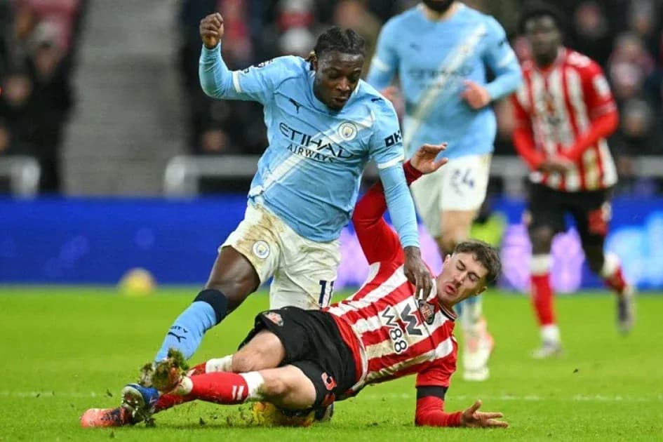 Joueur de Manchester City dribblant un adversaire de Southampton