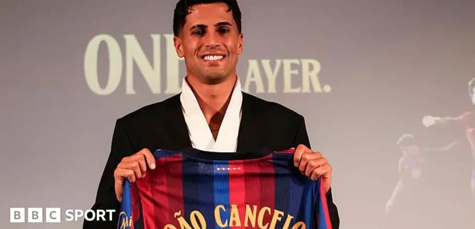 João Cancelo présentant son maillot du FC Barcelone