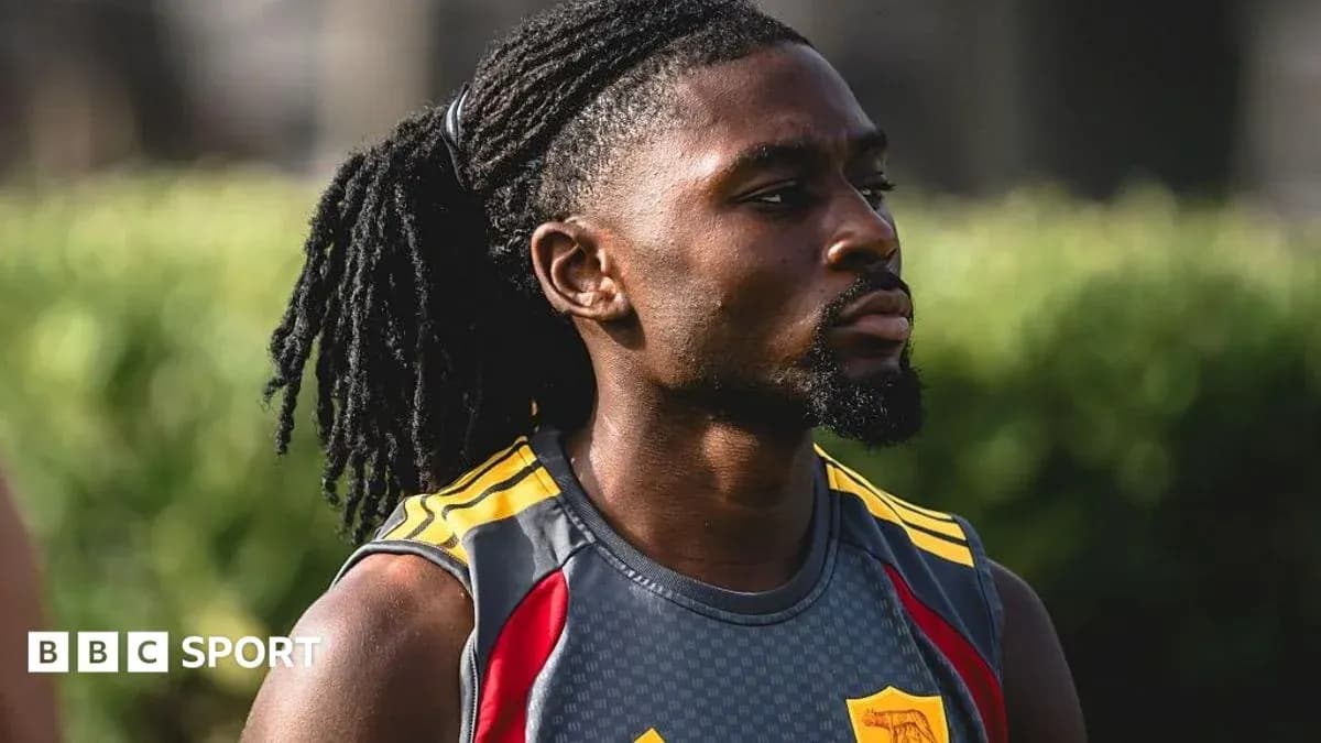 Joueur en tenue d'entraînement sur le terrain