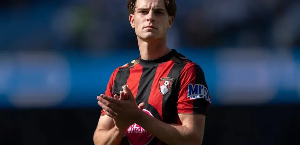 Joueur de Bournemouth applaudissant sur le terrain