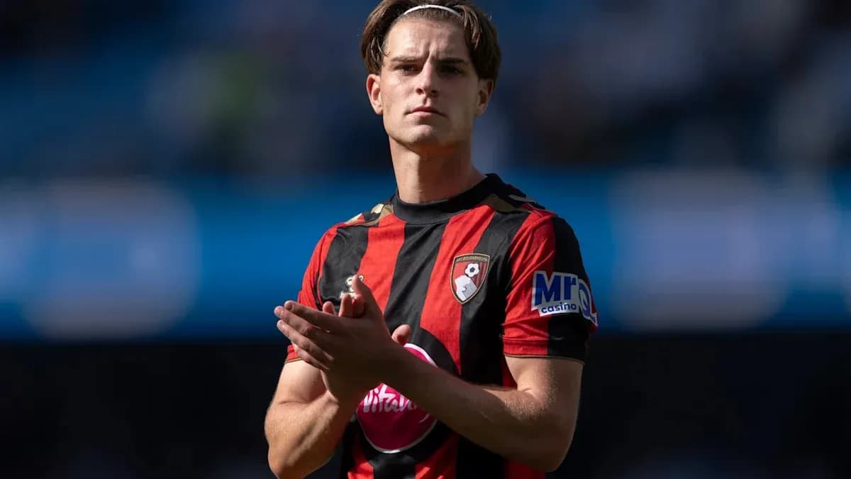 Joueur de Bournemouth applaudissant sur le terrain