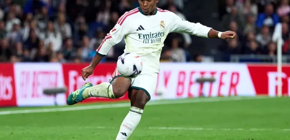 Joueur du Real Madrid en train de frapper le ballon