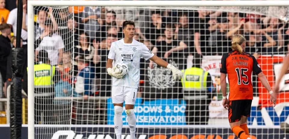 Gardien de but en action lors d'un match