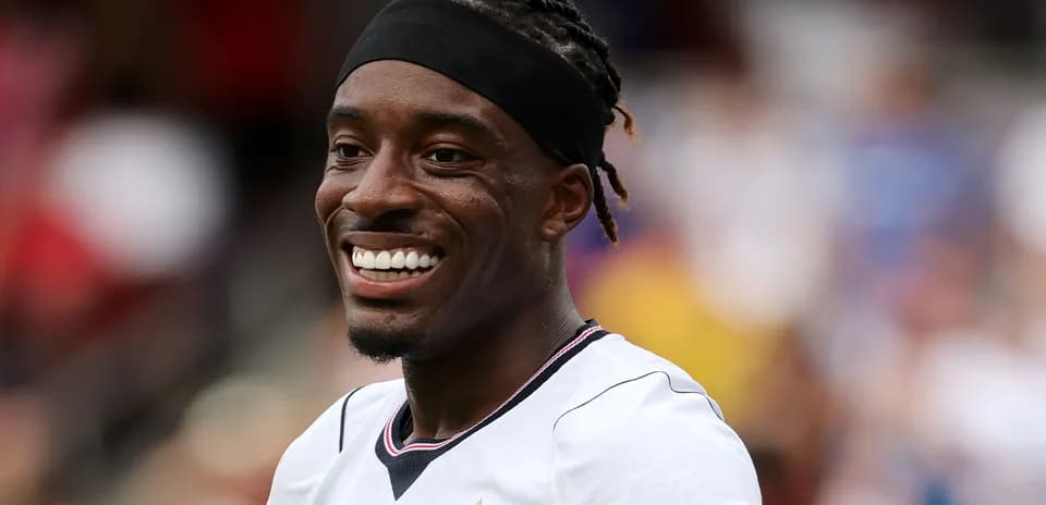 Joueur souriant en tenue de l'équipe nationale
