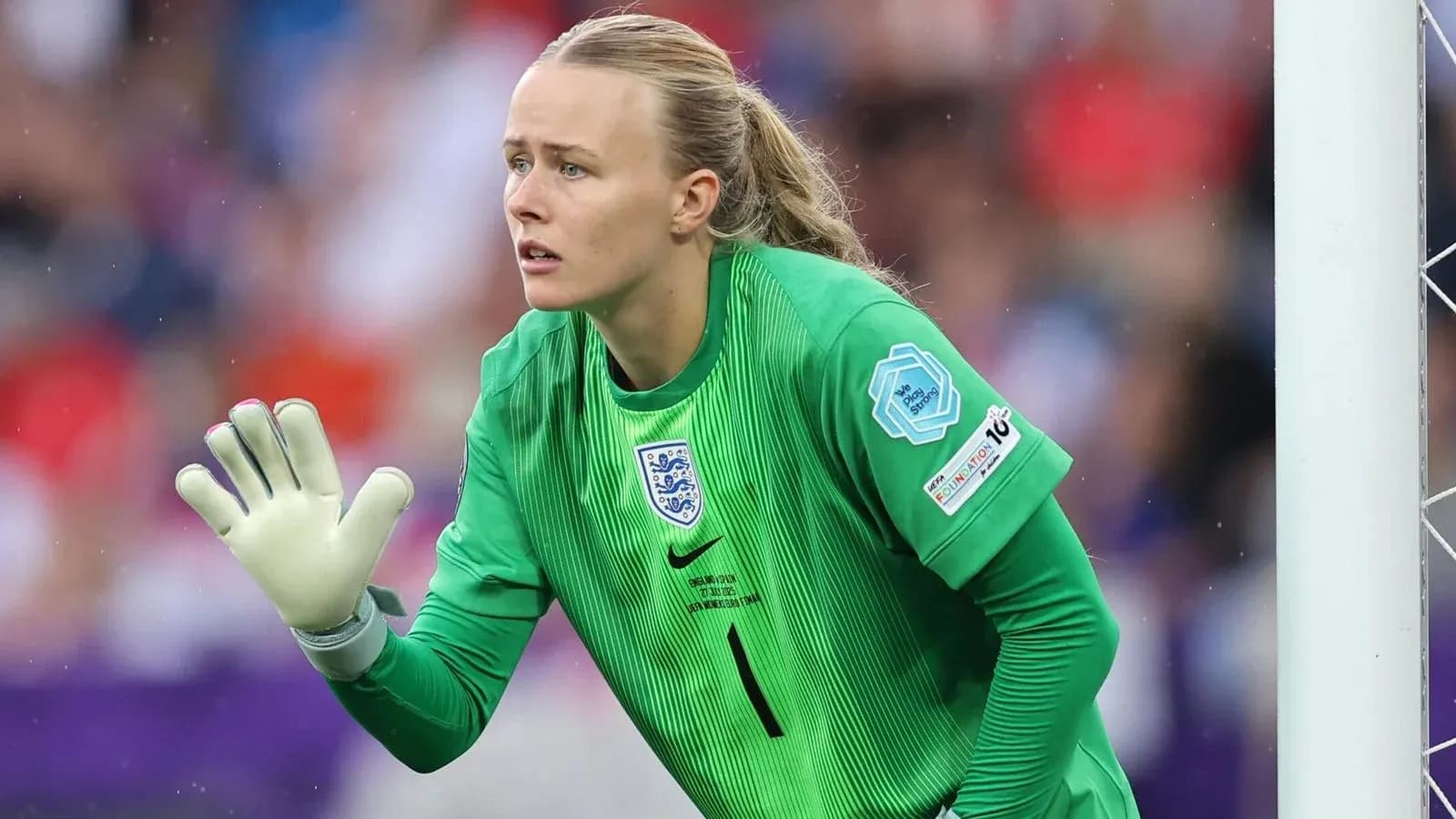 Gardienne en action avec un maillot vert