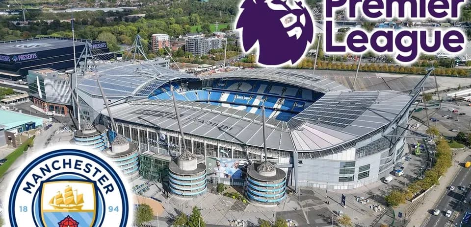 Vue aérienne du stade Etihad avec logos
