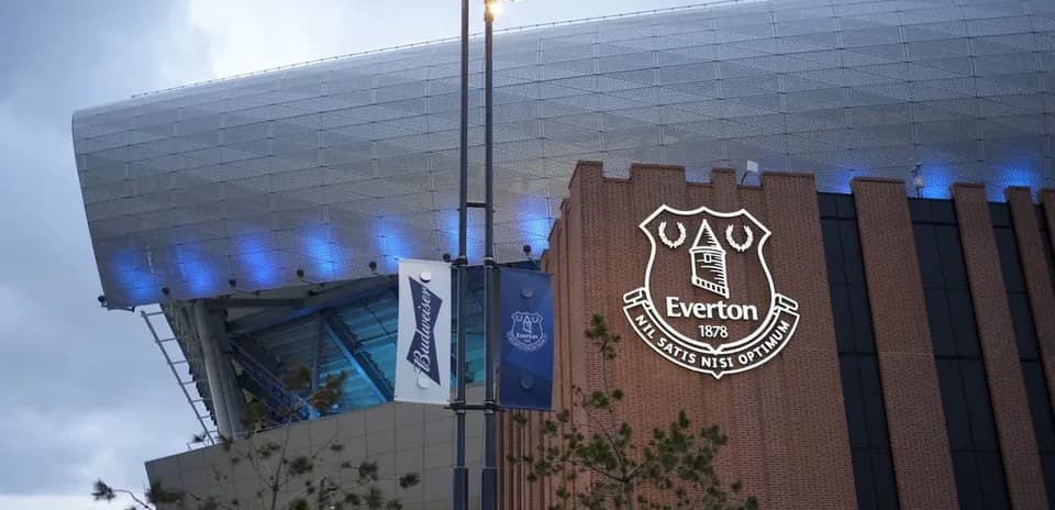 Stade d'Everton avec logo et éclairage bleu
