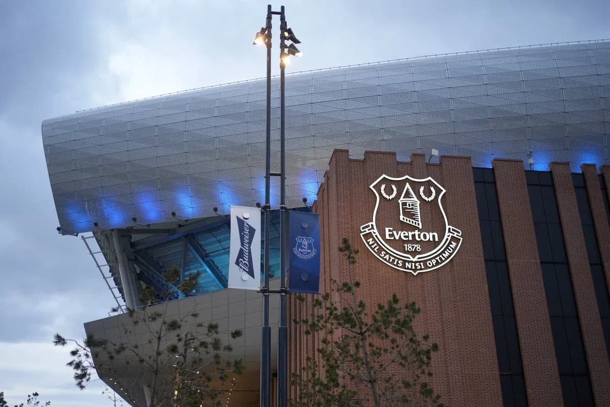 Stade d'Everton avec logo et éclairage bleu