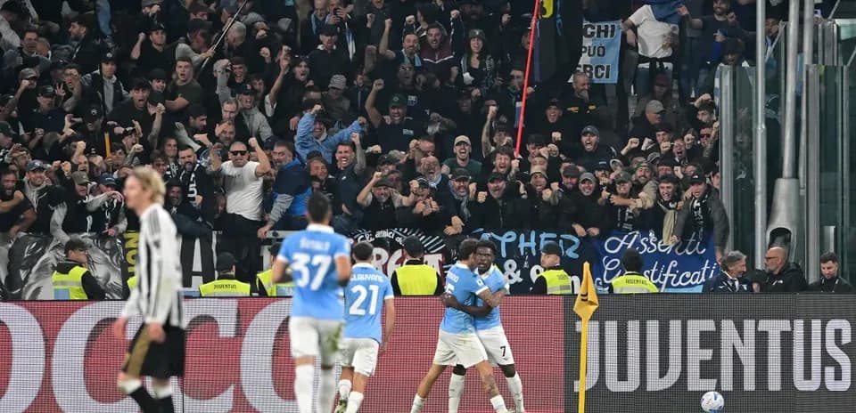 Joueurs de la Lazio célébrant un but devant les supporters