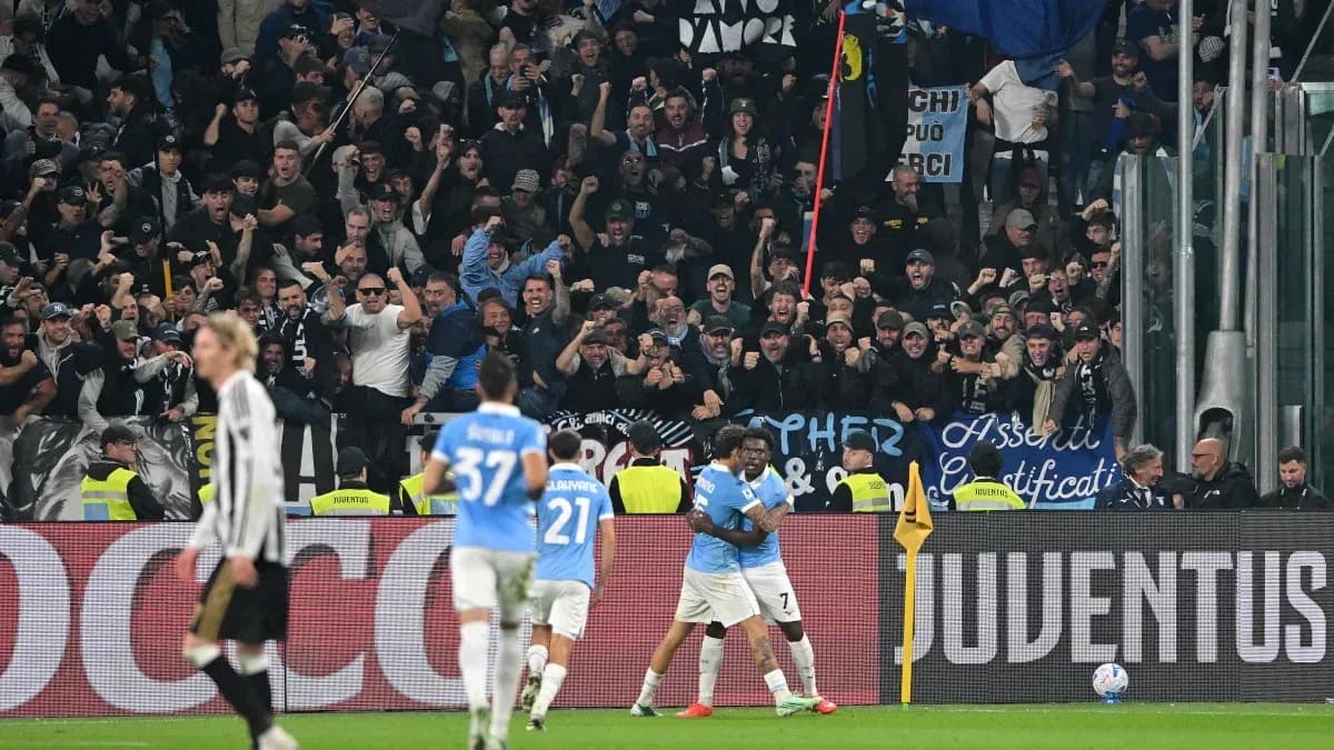 Joueurs de la Lazio célébrant un but devant les supporters