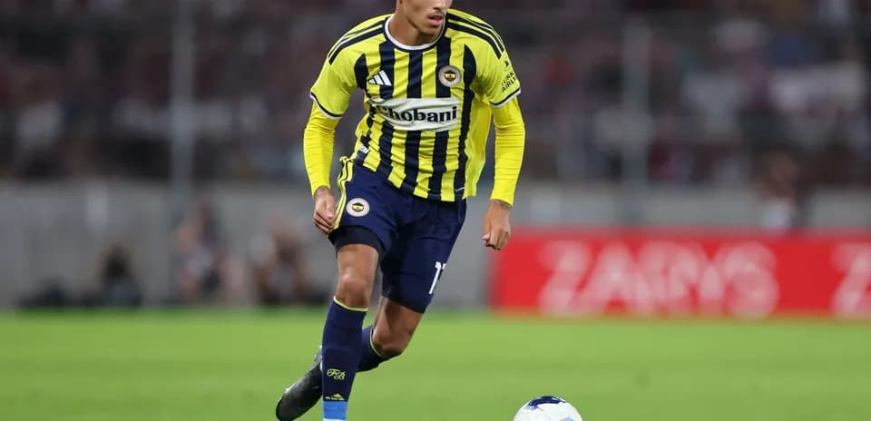 Joueur de Fenerbahçe en action avec le ballon