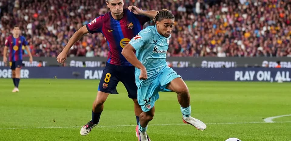 Joueur du FC Barcelone poursuivant un adversaire avec le ballon