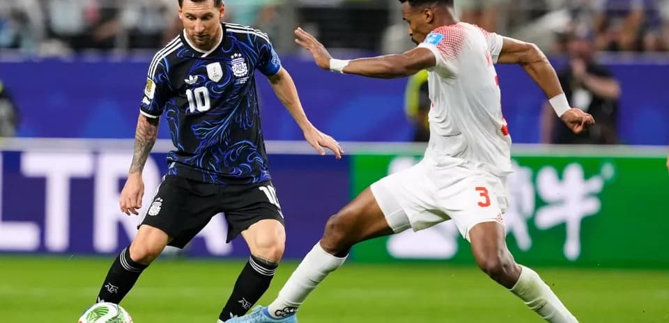 Lionel Messi dribbling un défenseur durant le match