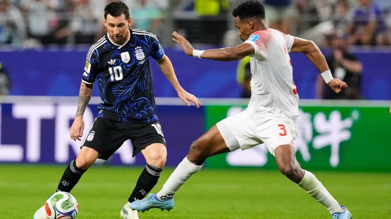 Lionel Messi dribbling un défenseur durant le match