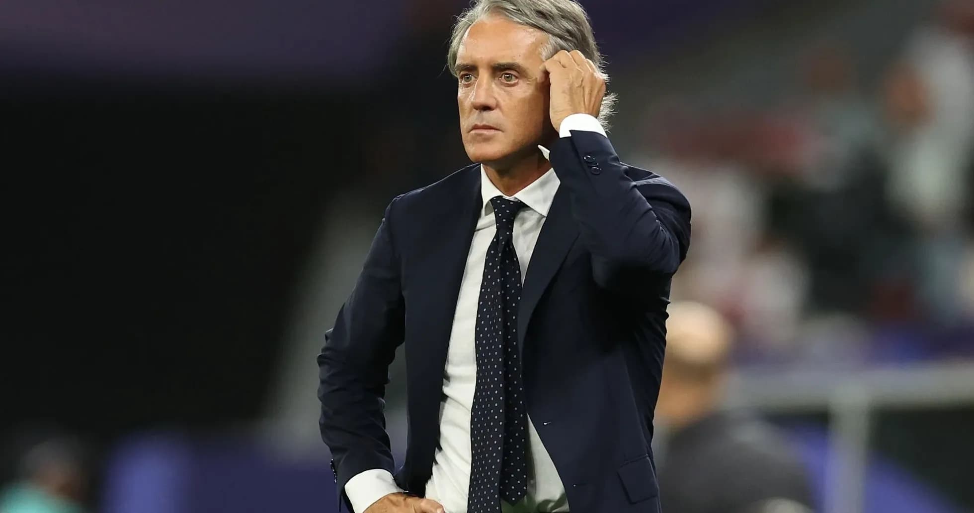 Entraîneur pensant pendant un match de football
