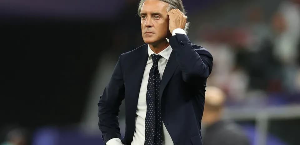 Entraîneur pensant pendant un match de football
