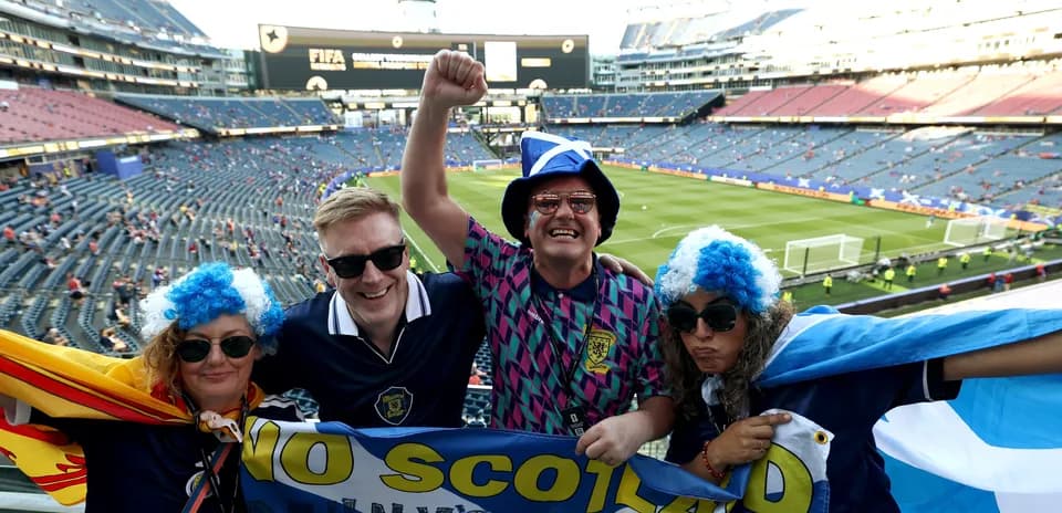 Supporters écossais célébrant au stade