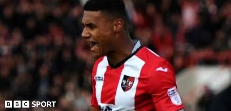 Joueur d'Exeter City célébrant un but