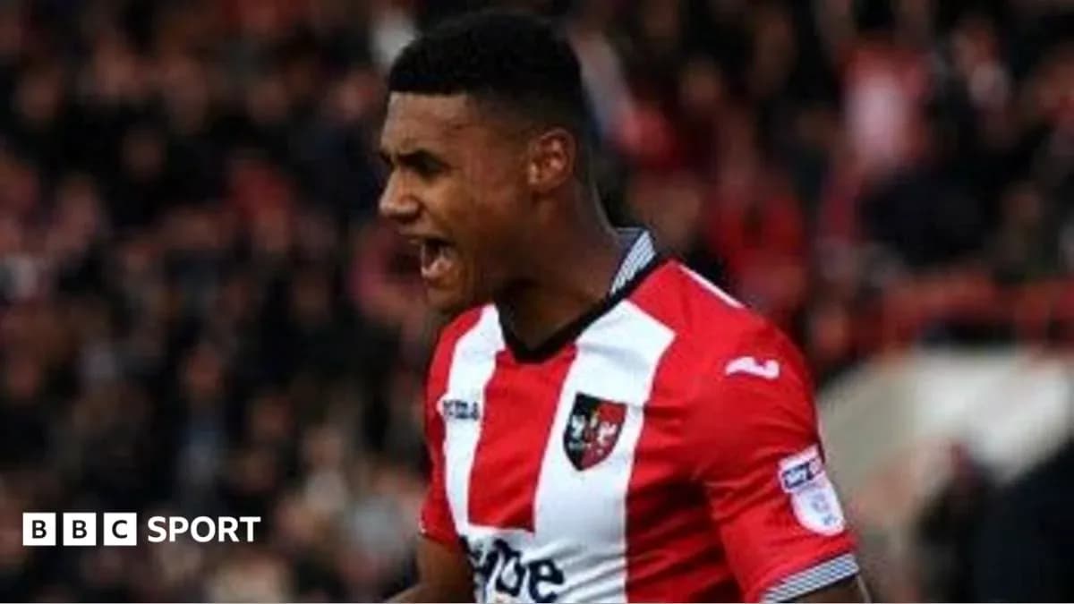 Joueur d'Exeter City célébrant un but