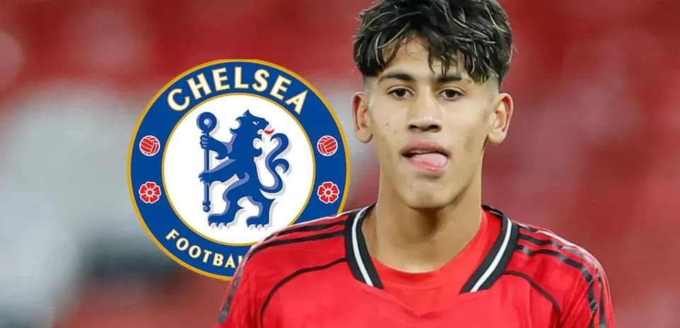 Jeune joueur en maillot rouge avec logo Chelsea en arrière-plan