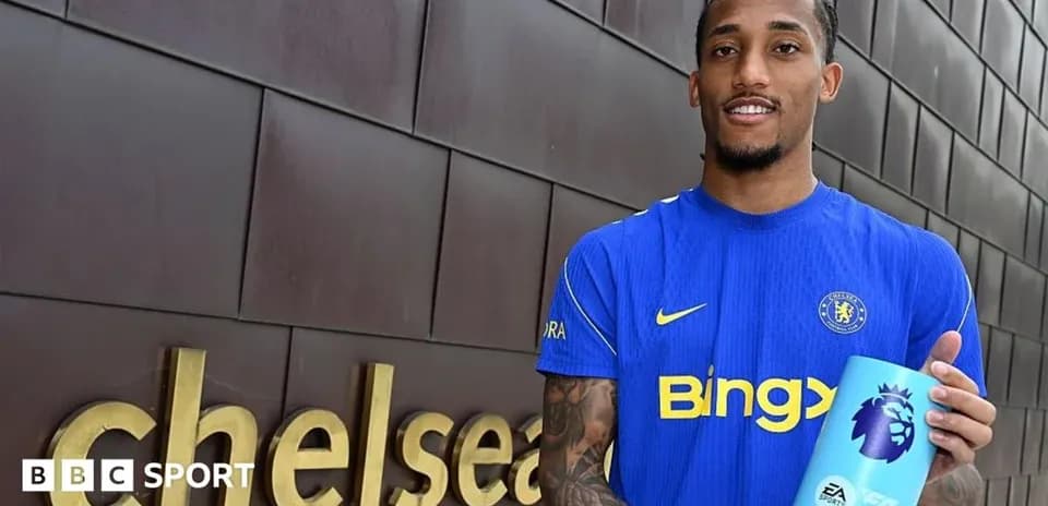 Joueur de Chelsea tenant un trophée de la Premier League