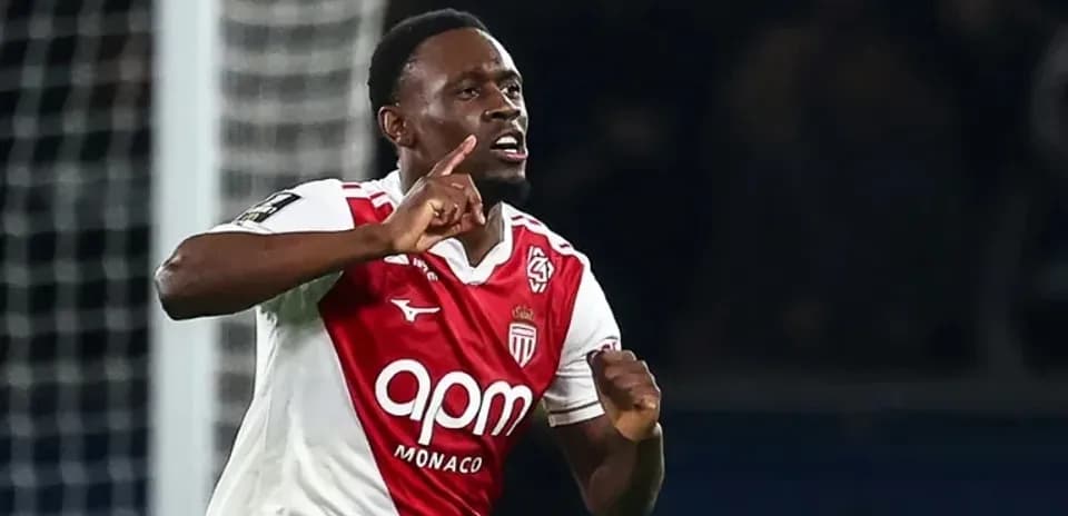 Joueur de Monaco célébrant un but sur le terrain