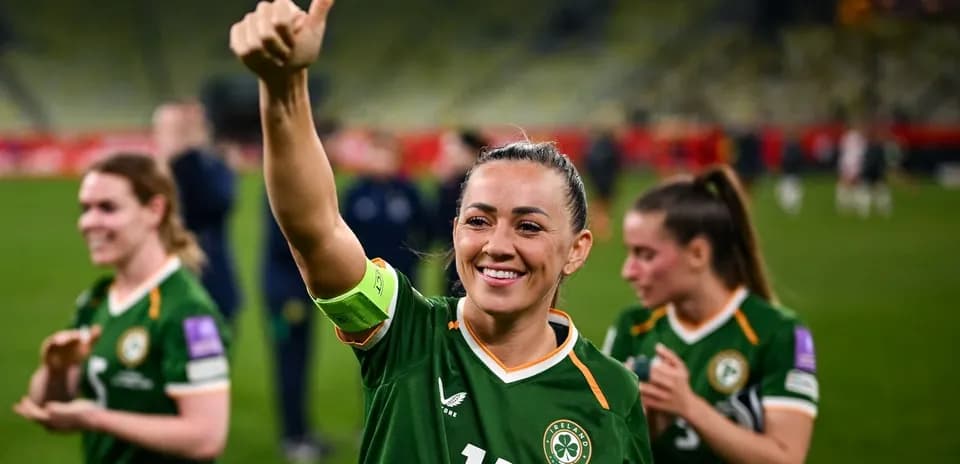 Joueuse irlandaise faisant un geste de victoire après le match