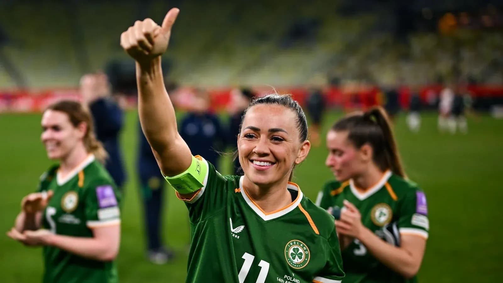 Joueuse irlandaise faisant un geste de victoire après le match