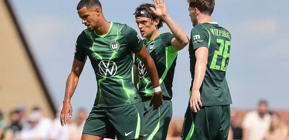 Joueurs de Wolfsburg discutant sur le terrain