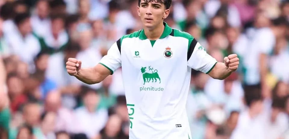 Joueur célébrant un but sur le terrain