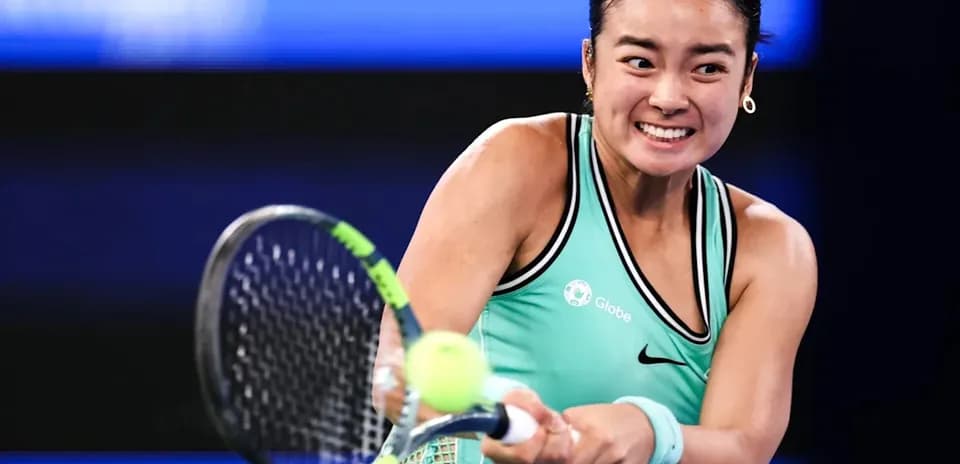 Joueuse de tennis frappant la balle avec sa raquette