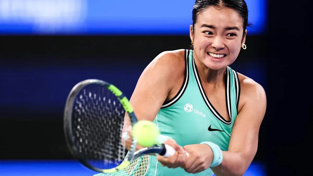 Joueuse de tennis frappant la balle avec sa raquette