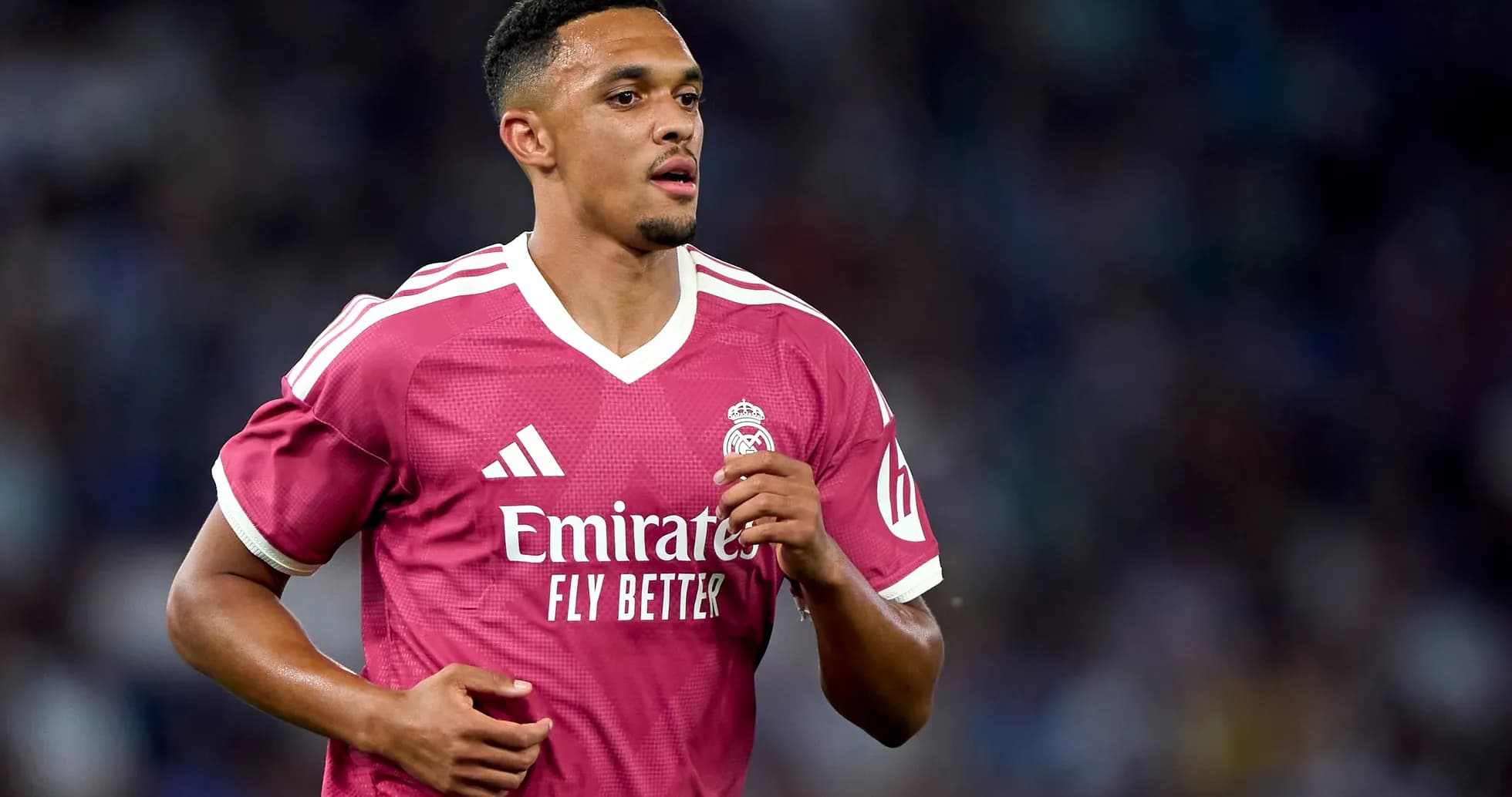 Joueur de Real Madrid en maillot rose sur le terrain