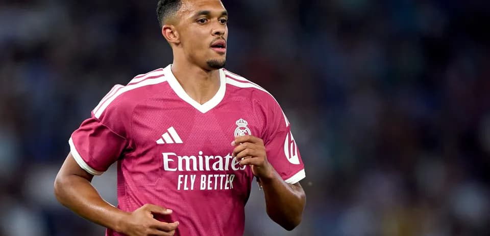 Joueur de Real Madrid en maillot rose sur le terrain