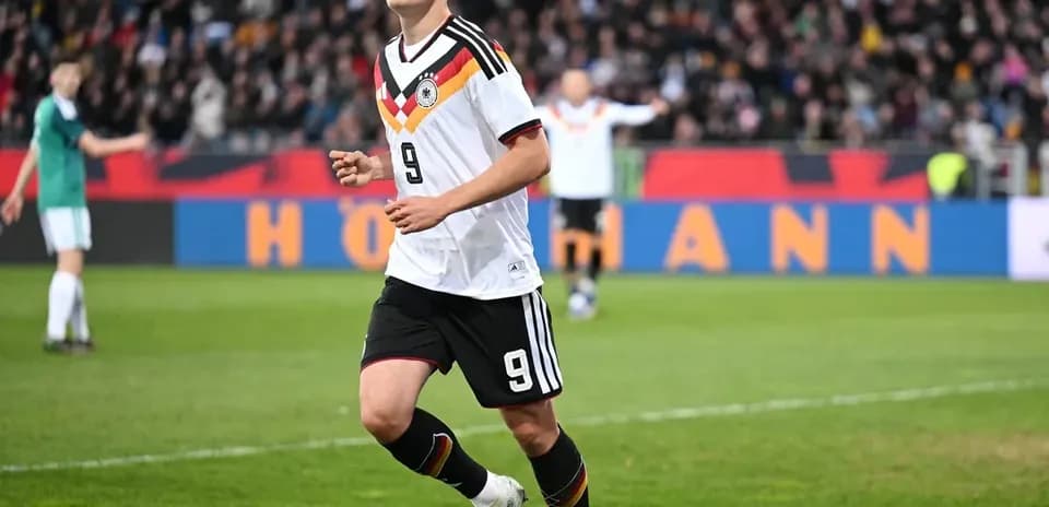Joueur allemand portant le numéro 9 sur le terrain