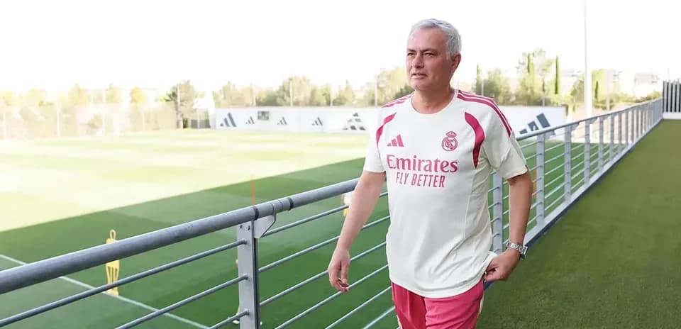 Entraîneur marchant sur le terrain d'entraînement