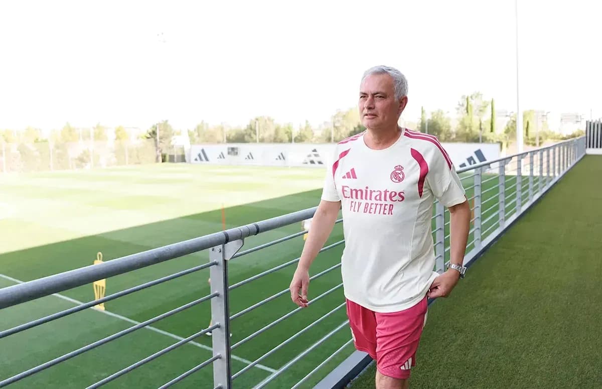 Entraîneur marchant sur le terrain d'entraînement