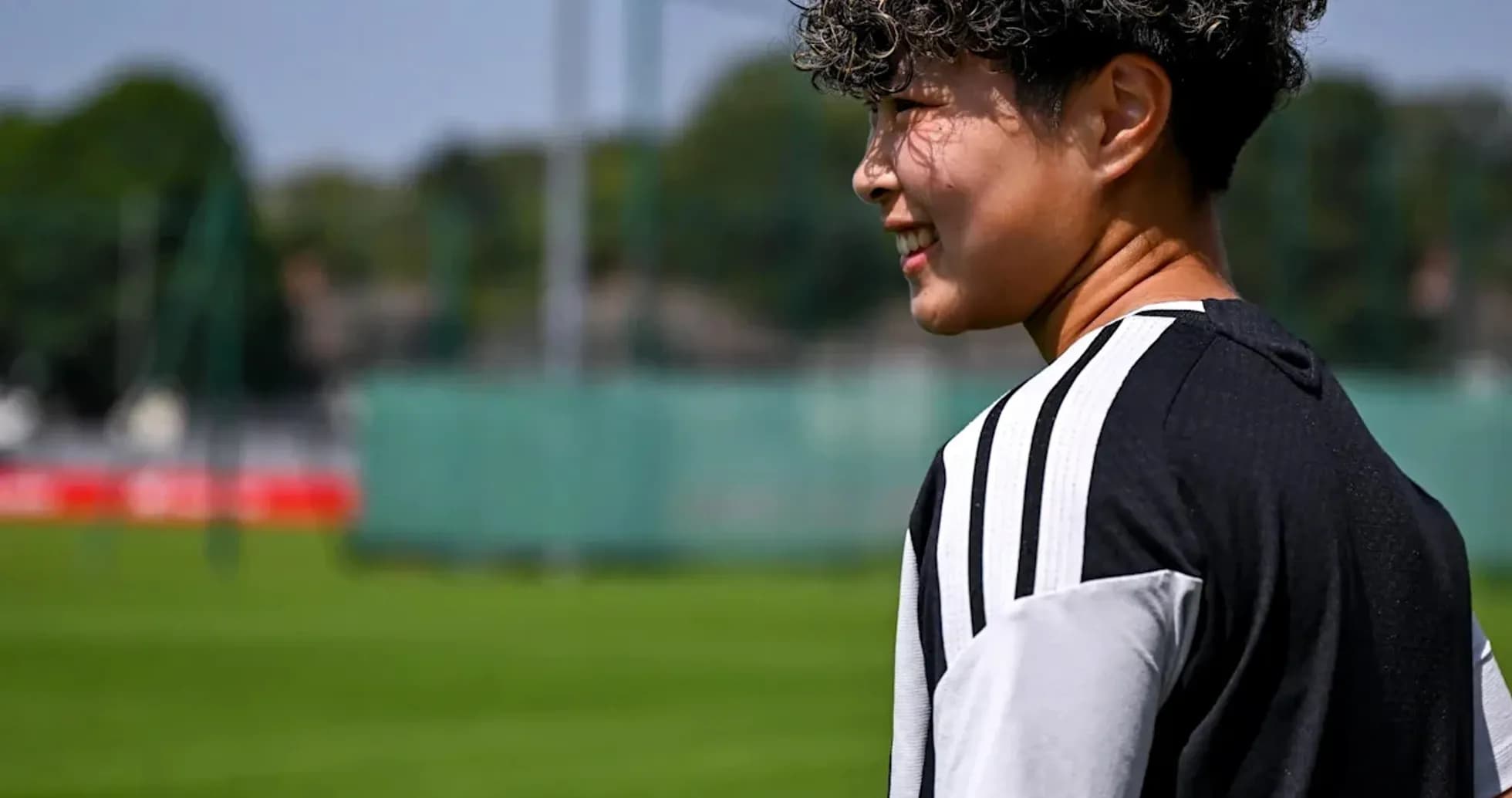 Joueur sur le terrain de football en entraînement