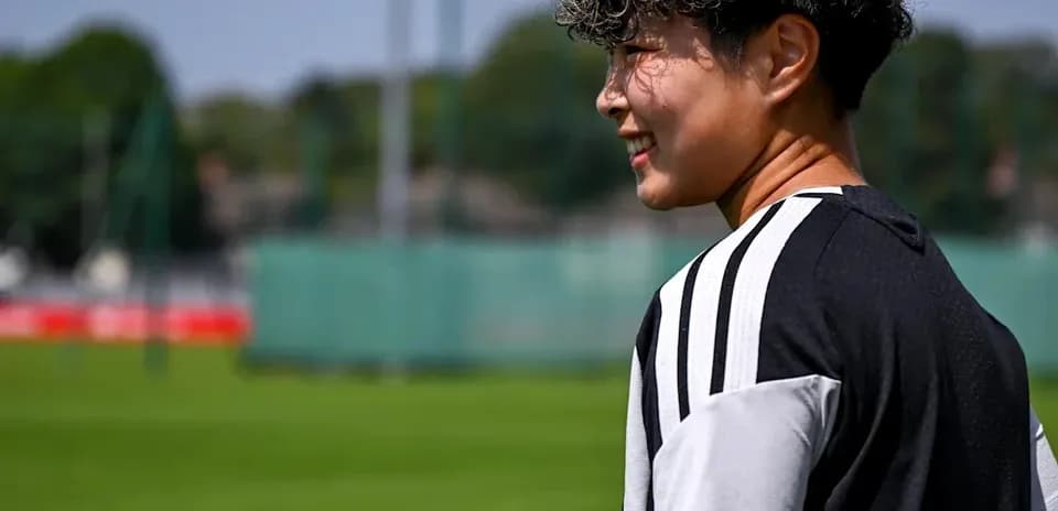 Joueur sur le terrain de football en entraînement