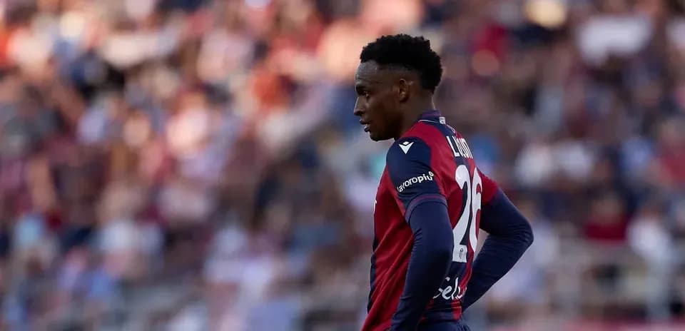 Joueur de football en tenue de Levante sur le terrain