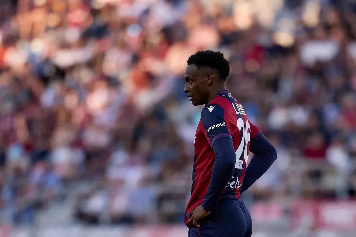 Joueur de football en tenue de Levante sur le terrain