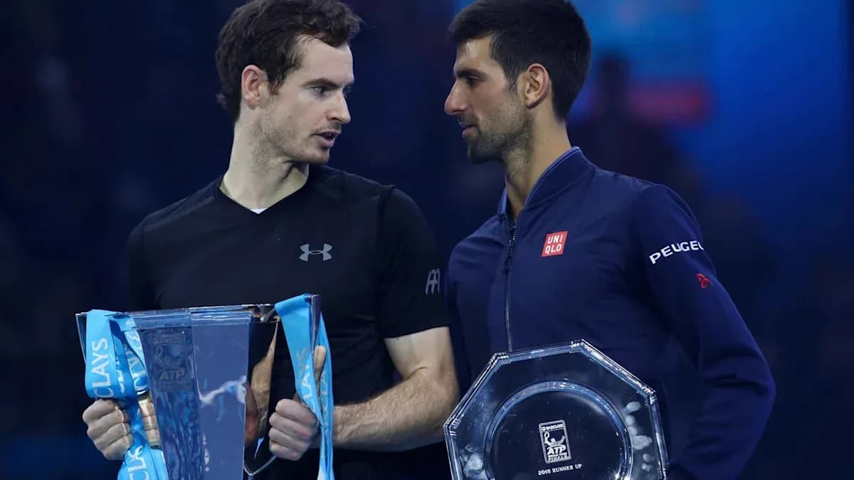 Andy Murray et Novak Djokovic avec leurs trophées