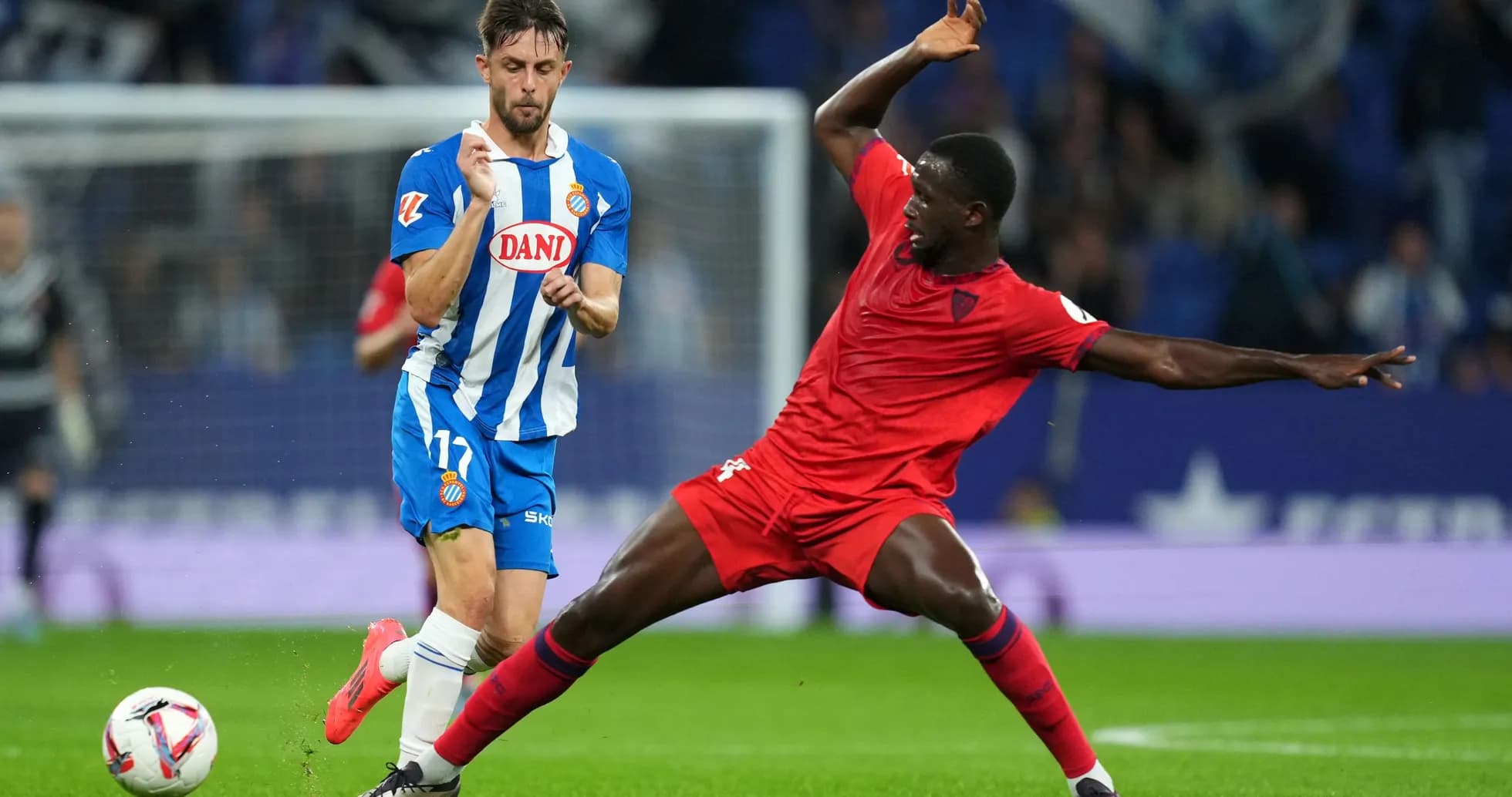 Joueur d'Espanyol affrontant un joueur de Séville