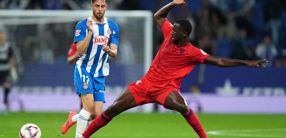 Joueur d'Espanyol affrontant un joueur de Séville