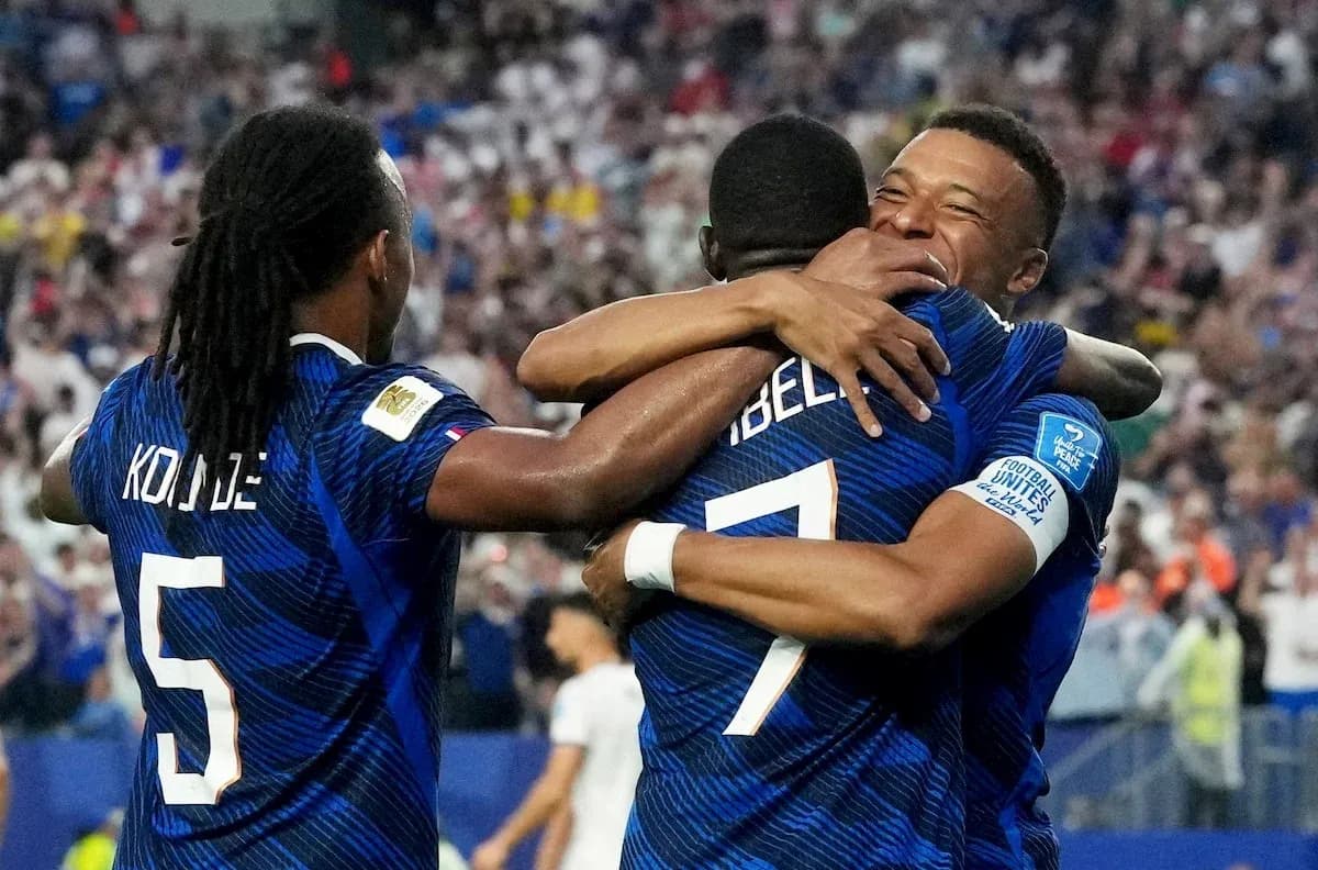 Joueurs français célébrant un but