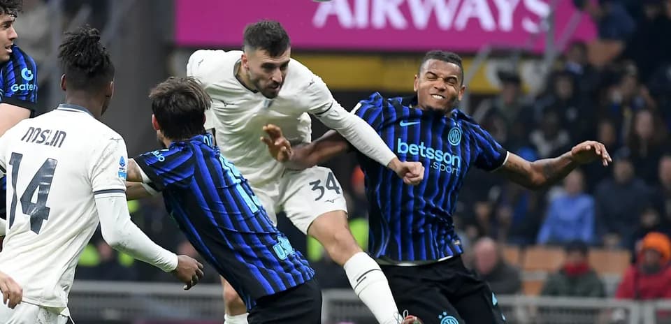 Joueurs de Lazio et Inter en action