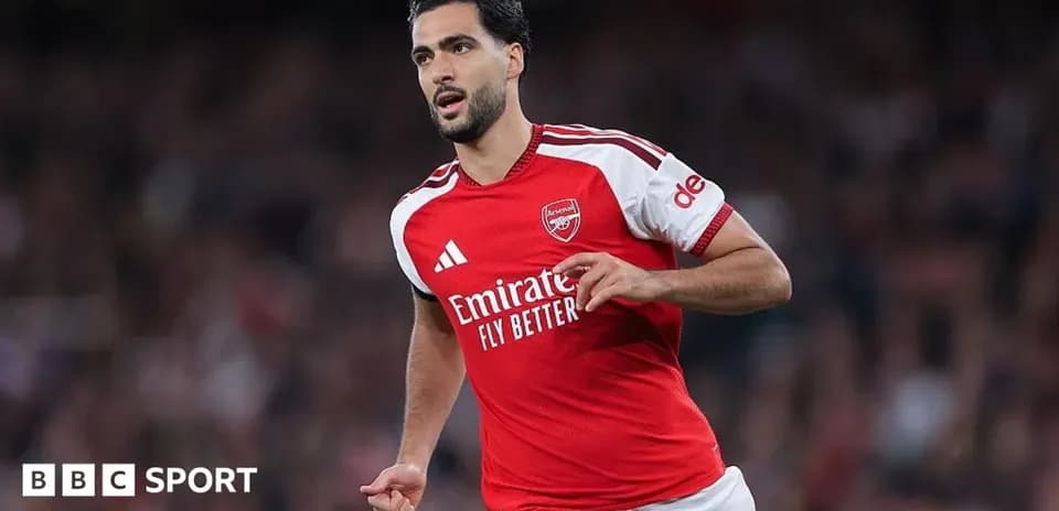 Joueur d'Arsenal courant sur le terrain