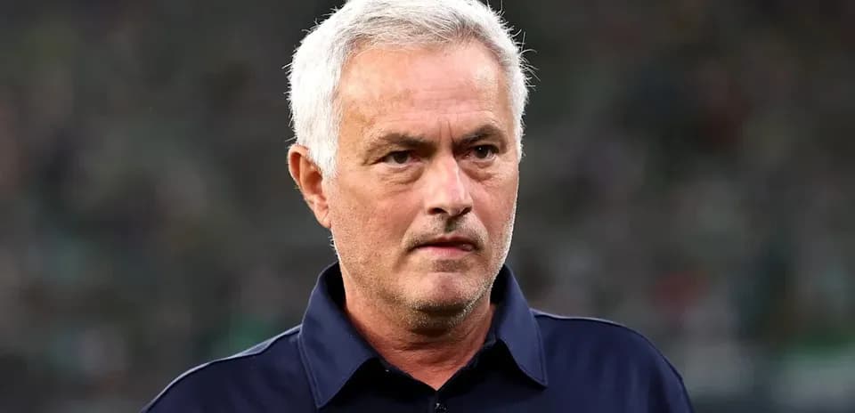 Entraîneur observant le match depuis la ligne de touche