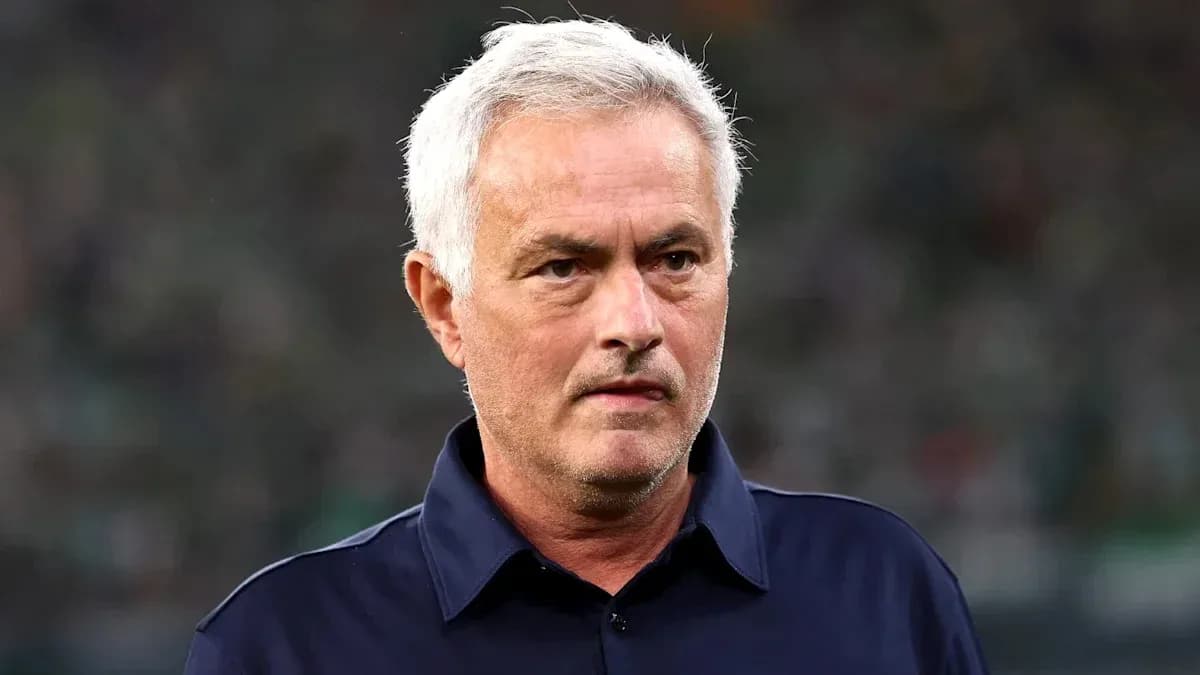Entraîneur observant le match depuis la ligne de touche