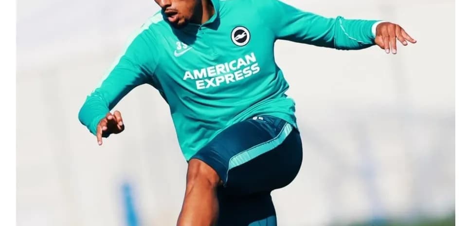 Joueur s'entraînant sur le terrain de football